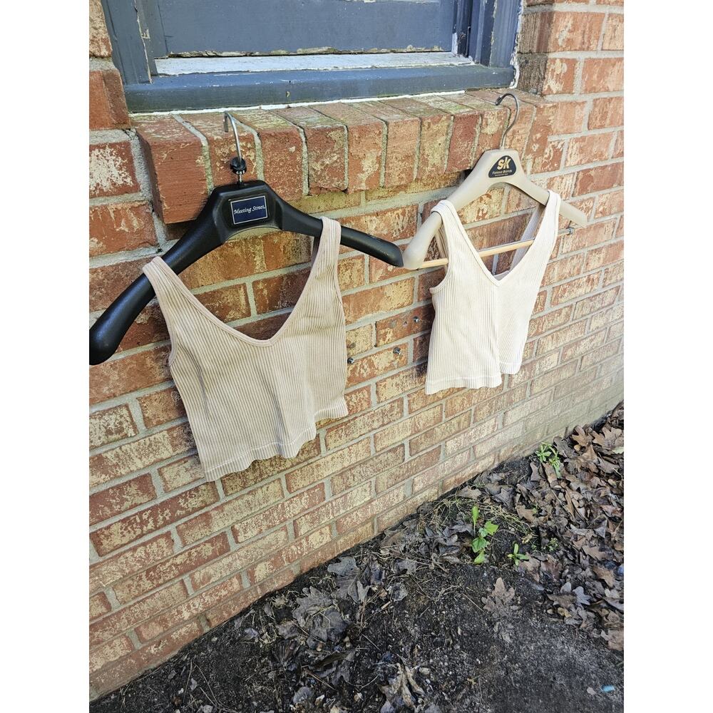 Aura Lot of 2 Ribbed Cropped Tank Tops Seamless Brami V-Neck Stretchy M/L